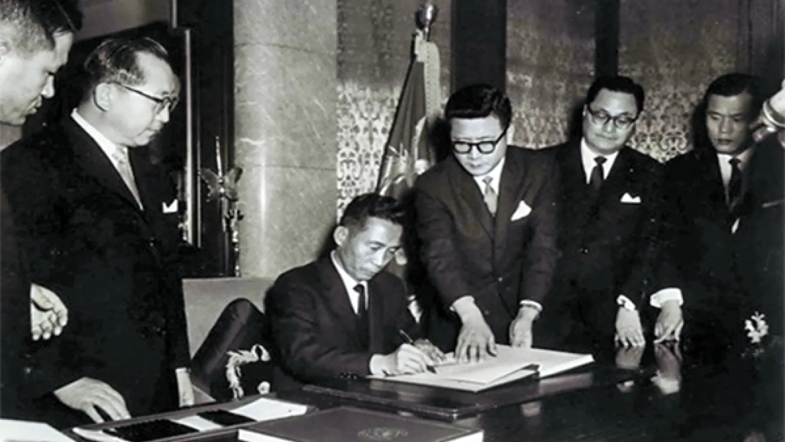 Korean President Park Chung Hee signs treaty with Japan in 1965