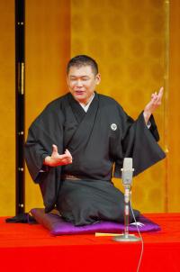 Yanagiya Tozaburo performing rakugo