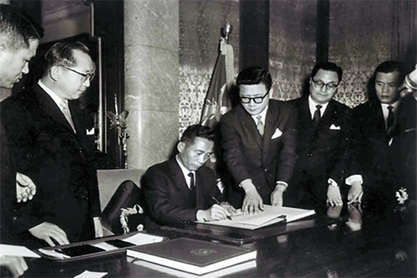 Korean President Park Chung Hee signs treaty with Japan in 1965