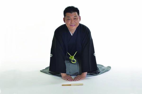 Image of Yanagiya Tozaburo kneeling on floor